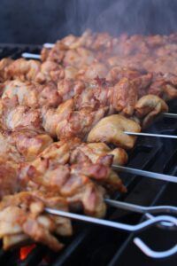 Kipspiesen grillen