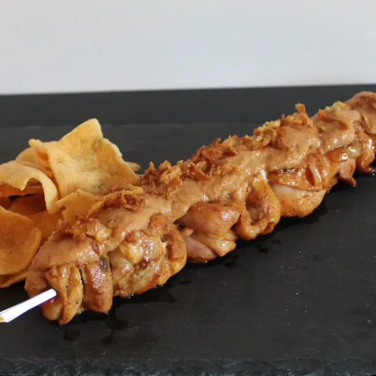 opdienen met pindasaus