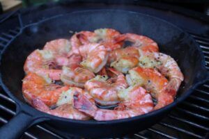 garnalen van de BBQ in skillet