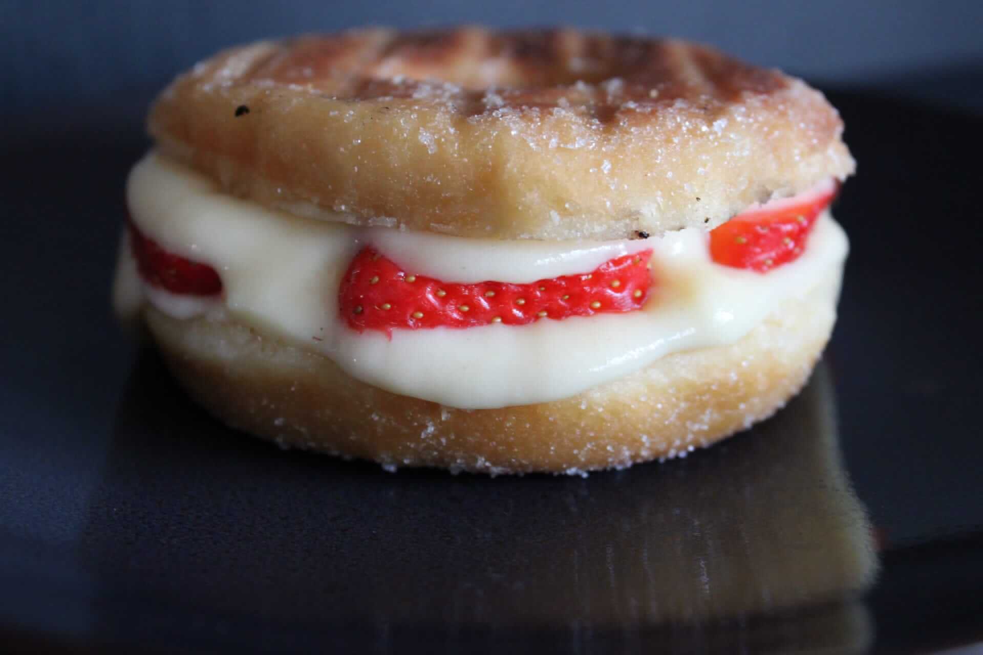 Gegrilde donuts met banketbakkersroom en aardbeien
