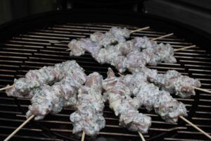 Griekse Kipspiesjes met Knoflooksaus