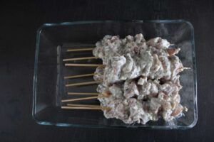 Griekse Kipspiesjes met Knoflooksaus spiesen