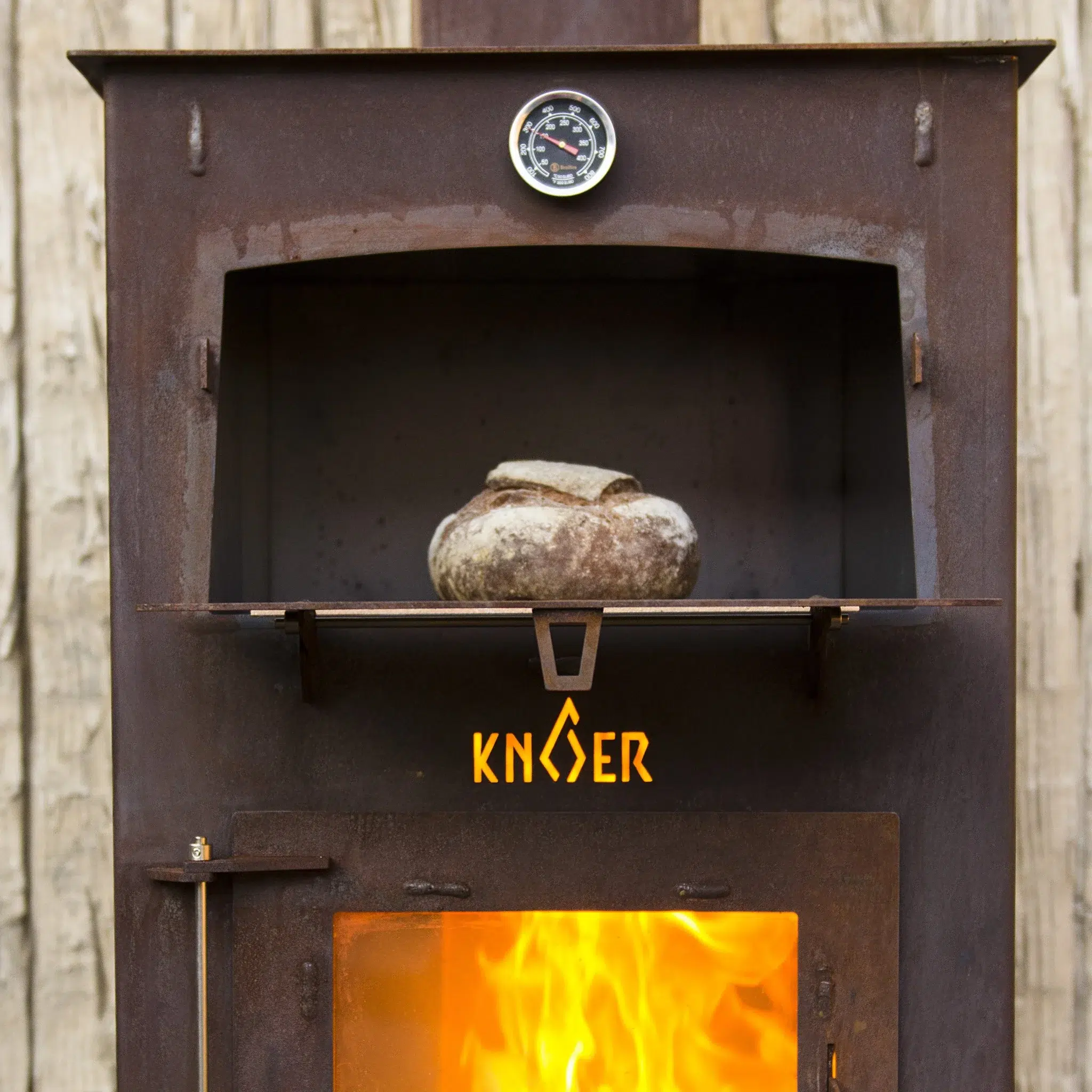 De knoer outdoor oven met gebakken brood