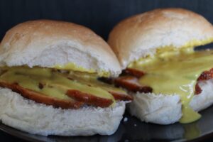 beenham serveren op een broodje met honing mosterd saus
