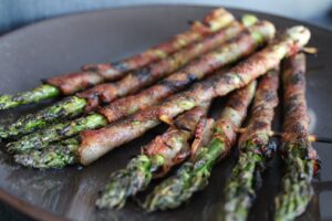 Asperges van de BBQ serveren als bijgerecht