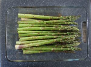 Asperges marineren met rub en olijfolie