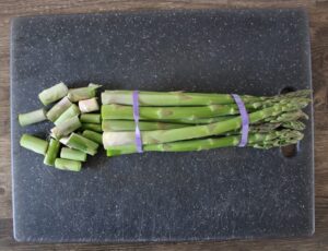 2 cm van de asperges afsnijden