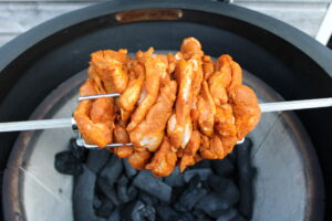 Kip shoarma op het spit vast zetten