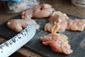 Kip dijfilet schoonmaken voor kipsaté broodjes