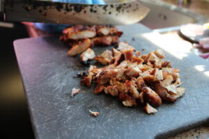 kip dijfilet fijnhakken voor kipsaté broodjes