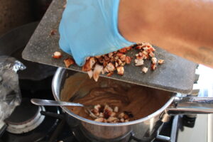 satésaus klaarmaken en kip toevoegen