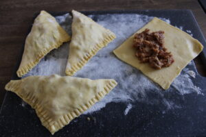 bladerdeeg dichtvouwen voor de kipsaté broodjes