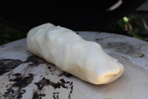 Leg de pizza op de pizzasteen op 200-250 graden