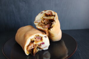 Pizza rol opengesneden en klaar om op te eten