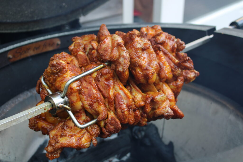 kip shoarma van het spit op de BBQ