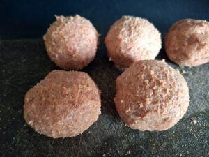 balletjes van 80 gram gehakt maken voor smash burgers