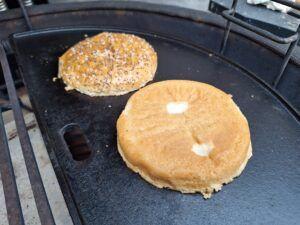 grill eerst de broodjes met boter op de plancha