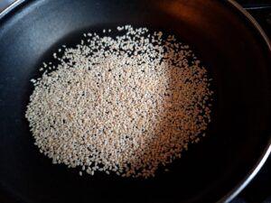 sesamzaadjes roosteren voor de bavette spiesjes