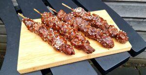 Aziatische bavette spiesjes van de BBQ