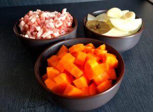 Mise em place klaarmaken met wortel, ui, spekjes en meer.