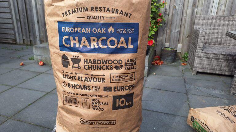 eiken houtskool in zak