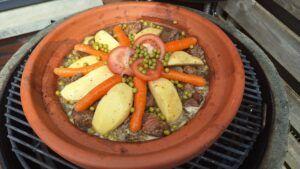 tajine vullen met aardappen, wortel, doperwten en tomaat