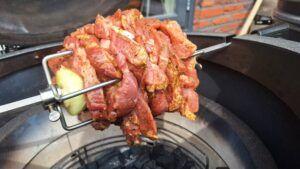 Gyros op het spit en laten draaien