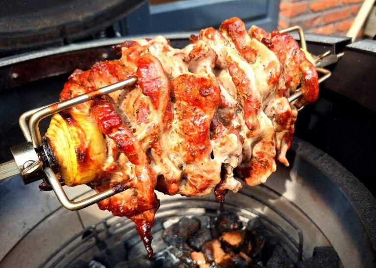 Gyros van het spit op de BBQ 2 Gyros van de BBQ