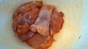 kip marineren in zelfgemaakte kruidenmix