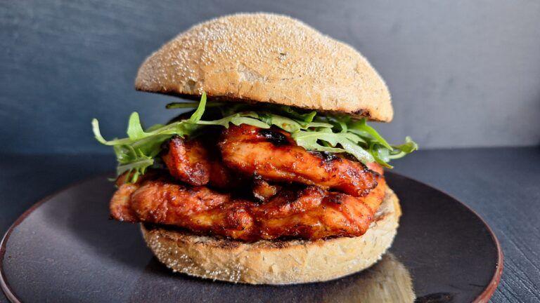 broodje kip van de BBQ met honing-soja marinade