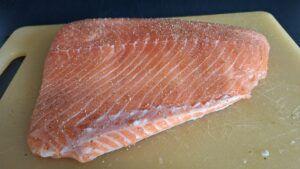 zalm uit de verpakking droogdeppen