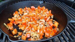 ui en knoflook aanfruiten en vervolgens paprika toevoegen