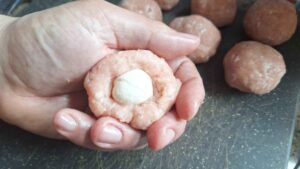 kip gehakt balletjes vormen met mozzarella