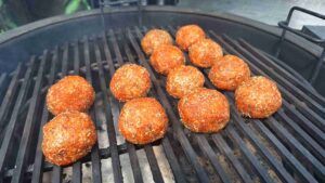 BBQ aansteken voor kip gehaktballetjes