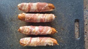 BBQ worstjes omwikkelen en bestrooien met rub