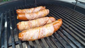 BBQ worstjes op de barbecue