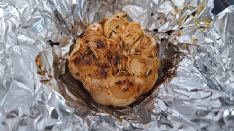 Gepofte knoflook klaargemaakt