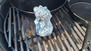 Gepofte knoflook op de barbecue