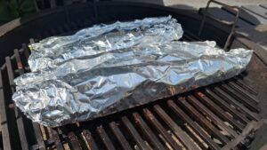 Doorgaren in aluminiumfolie met spareribs marinade