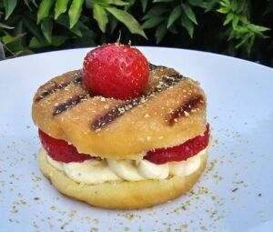 Gegrilde donut met perzik crème
