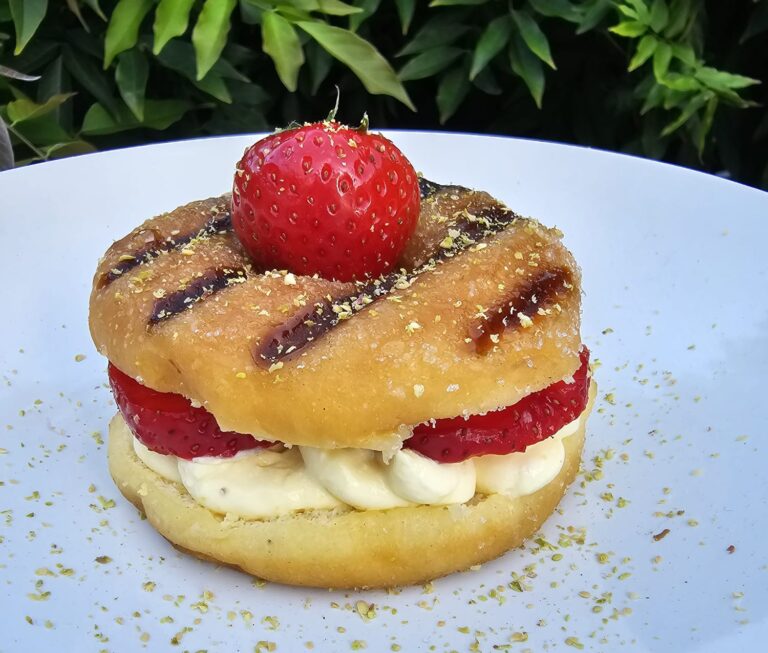 Gegrilde donut met perzik crème