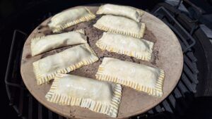 saucijzenbroodjes op de pizza steen