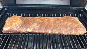 ribs op de smoker na rubben