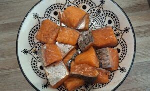 Zalm bonbons marineren