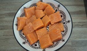 Zalm in blokjes snijden
