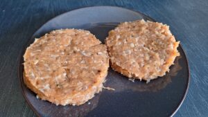 kipburger maken met burgerpers en kruiden