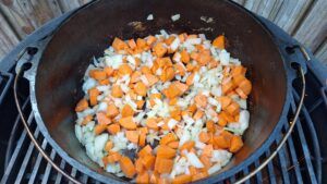 wortel, ui en knoflook aanfruiten