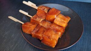 Zalm rijgen aan spiesjes