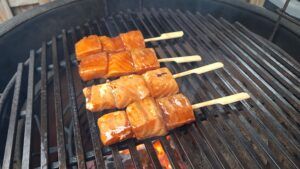 Oosterse zalmspies grillen op de barbecue