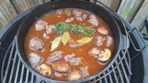 boeuf bourguignon wijn, fond, tijm en laurier toevoegen